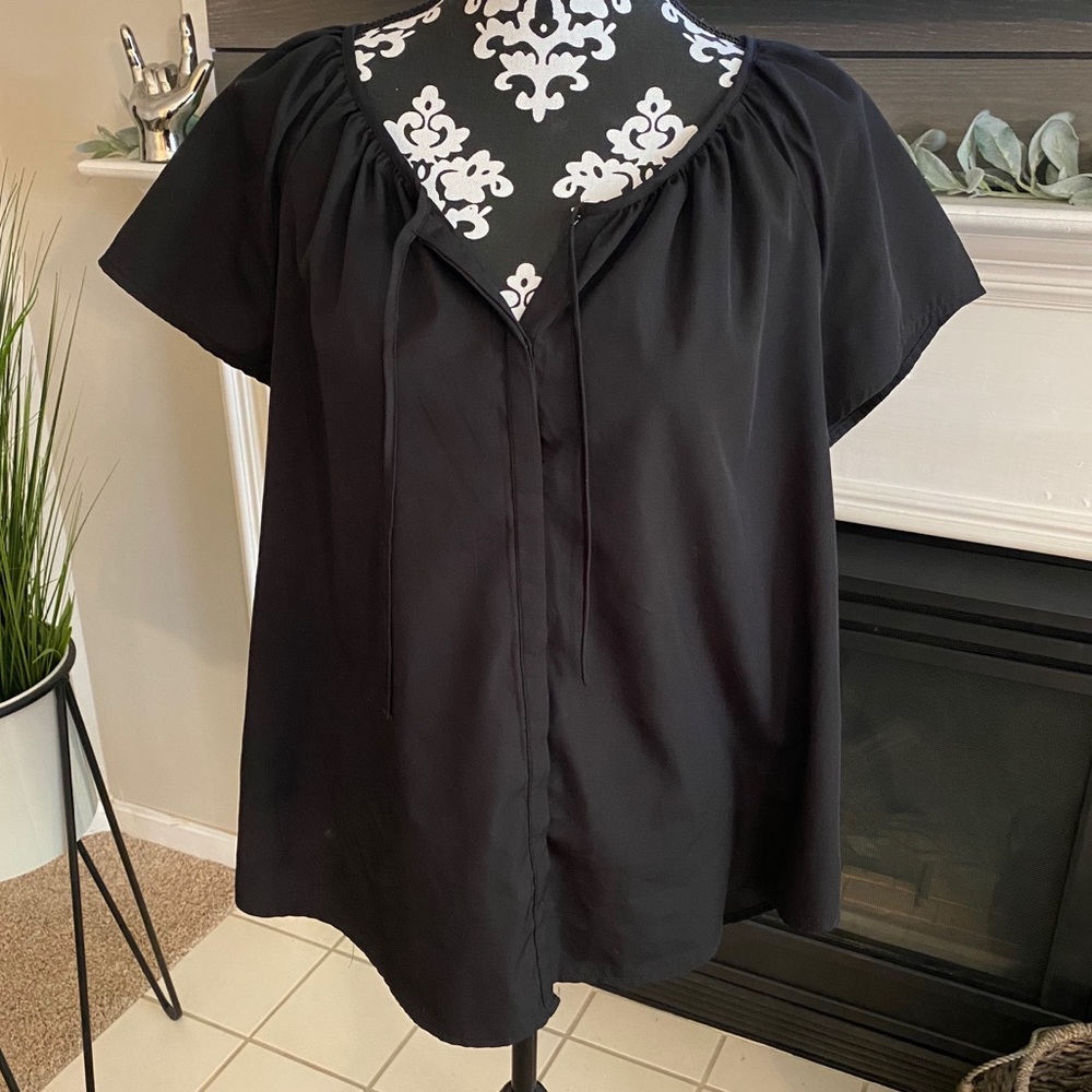 Old Navy Black Polyester Crepe Button Up Top